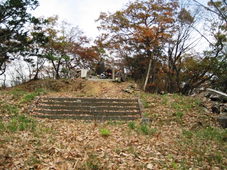 山頂の鳩峰神社跡